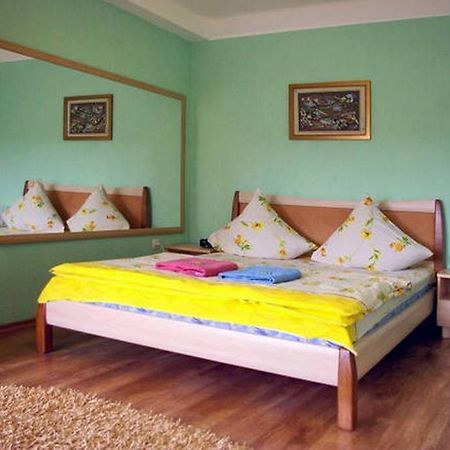 Apartment On Sobornyi Avenue Zaporizhia Bagian luar foto